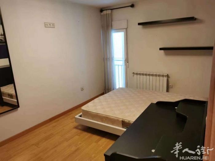 🏡马德里6号线Laguna单间招租 房子三室一厅大房间招女室友 目前有两个康普