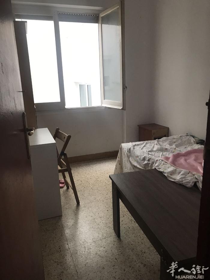 🏡巴塞单间出租，zona franca附近 ​房子四室一卫，柜子桌椅齐全，拎包
