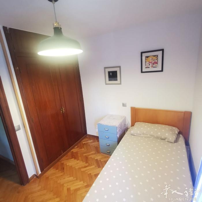 🏡马德里6号线Laguna地铁口3分钟两个单间出租，房子非常温馨舒服，客厅和图
