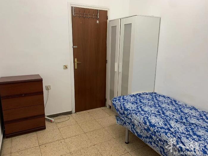 🏡巴塞单间出租，离L1fabra i buig 地铁步行5分钟，住家有网络，光
