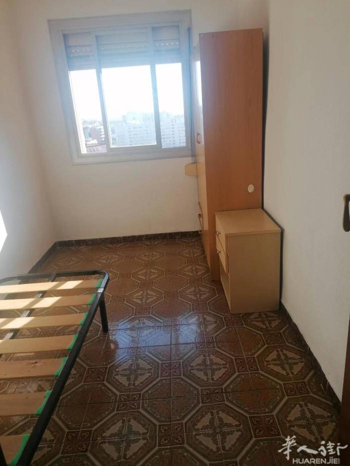🏡巴塞单间出租，2路地铁sant.Adria地铁口附近，住家人少，房间干净，阳