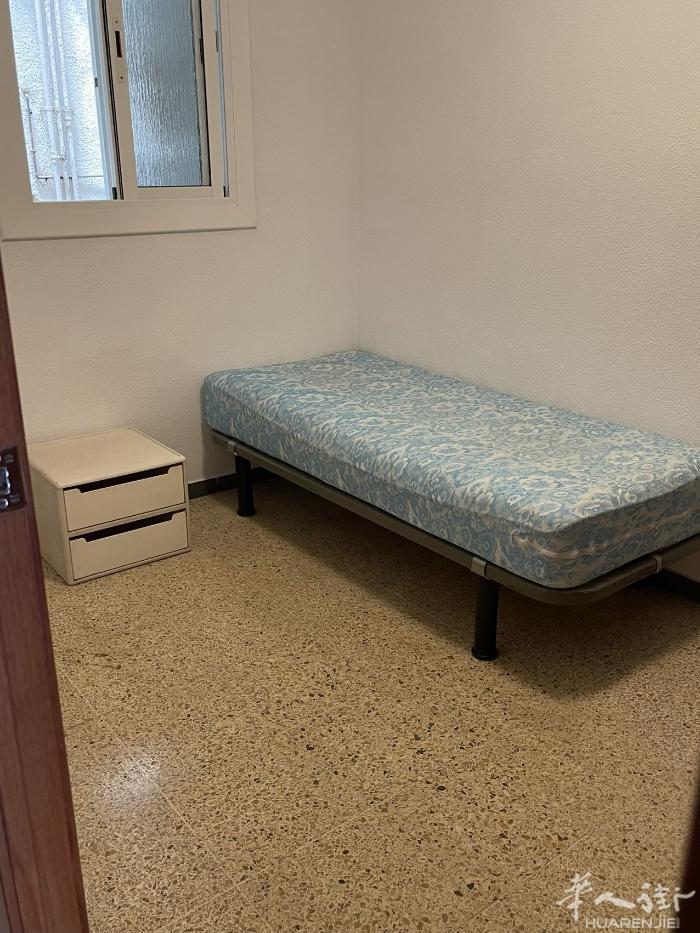 🏡巴塞单间出租，fondo单人房，近地铁口，住家人少，环境舒适安静干净， 租金
