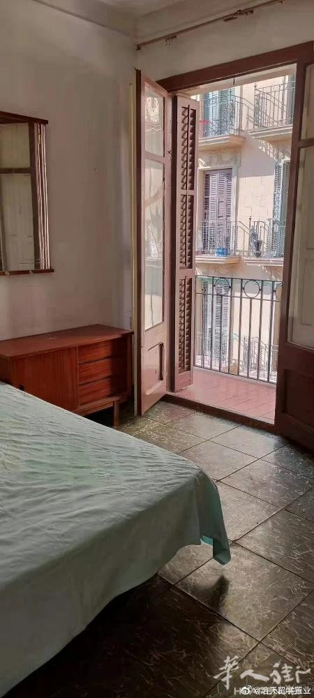 🏡中心在2路3路地铁Paral-lel，双人房带独立的阳台，房间有阳光，只租单