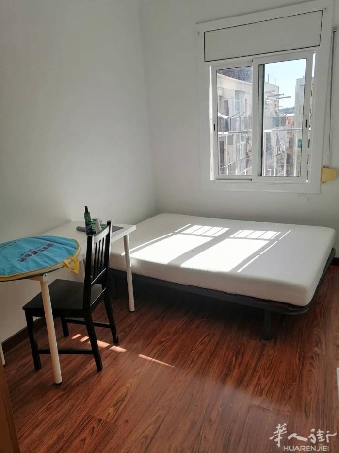 🏡巴塞单间出租，市中心近5路Enteza附近，6楼带电梯，房子4房2卫，带阳光