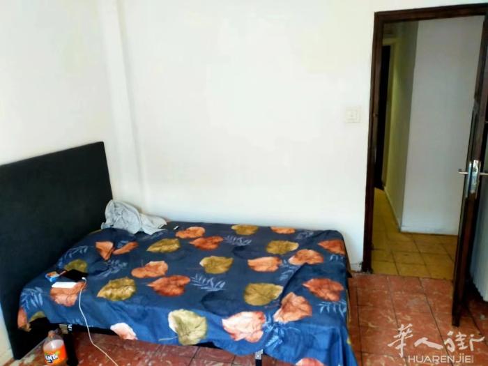 🏡马德里地铁1号线地铁TETUAN有大床 大房间出租，房子四室，有空调 租金3