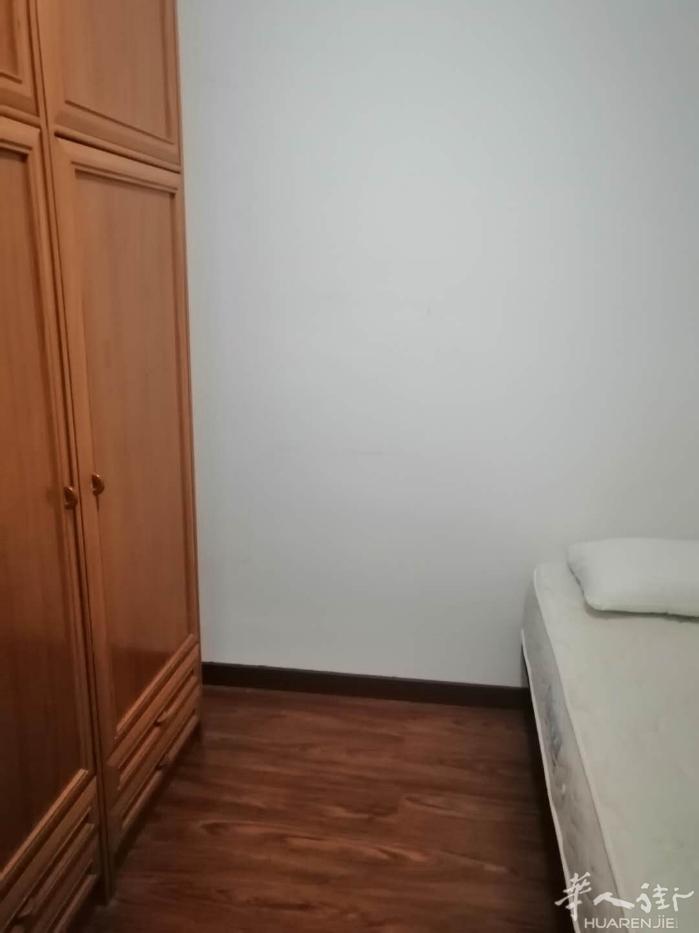 🏡巴塞单间市中心近5路Enteza附近，6楼带电梯，房子4房2卫，天井小房间
