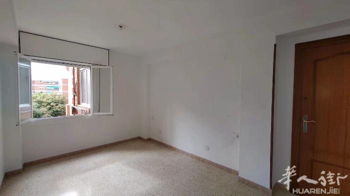🏡巴塞两个单间出租，10路地铁ciutat justicia附近，房子三室一厅