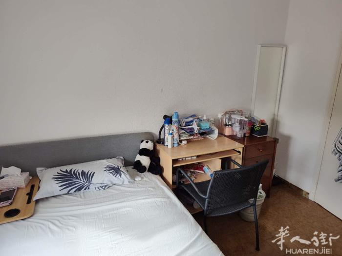 巴塞大床房单间出租 地铁一号线，Santa Eulalia 站。 地址Jacin