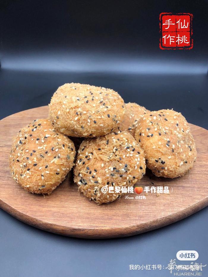 今日套餐(30/09): 肉松小贝6欧/3个➕椰蓉面包包2.5欧/个，微信：xi