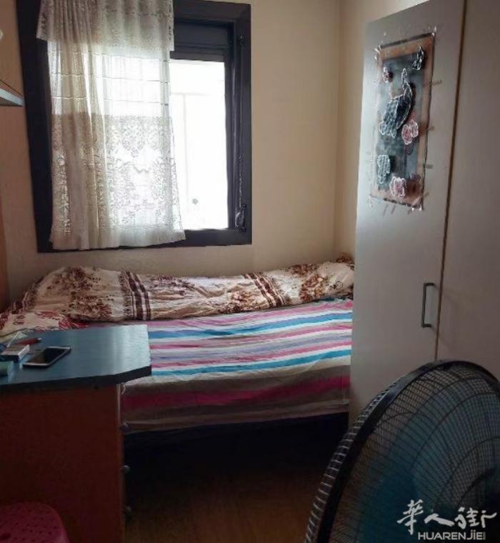 🏡巴塞单间巴塞罗那1号线9号线santa Coloma 地区，房子目前住了房东