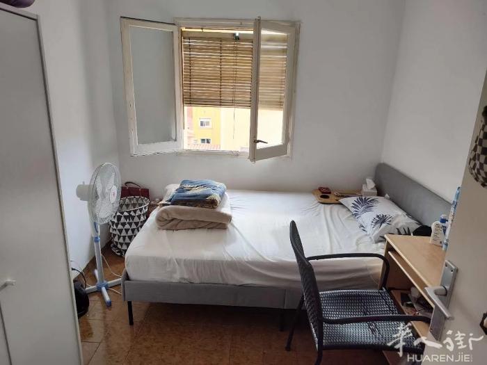 🏡巴塞单间出租，地铁一号线Santa Eulalia 站。地址Jacint V
