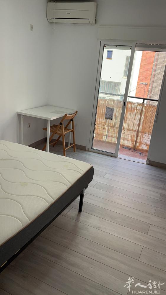 《alcobendas 单间出租》 地铁站300米，公交车站100米，公交直达马