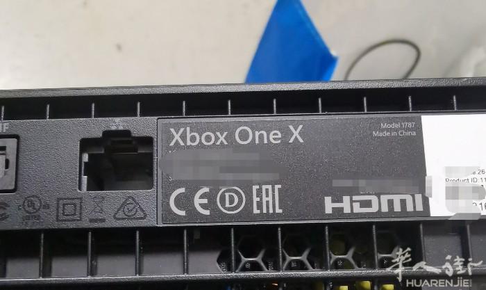 9成新xbox one x出让。没有盒子。价格150欧元。送一个游戏片。不议价。