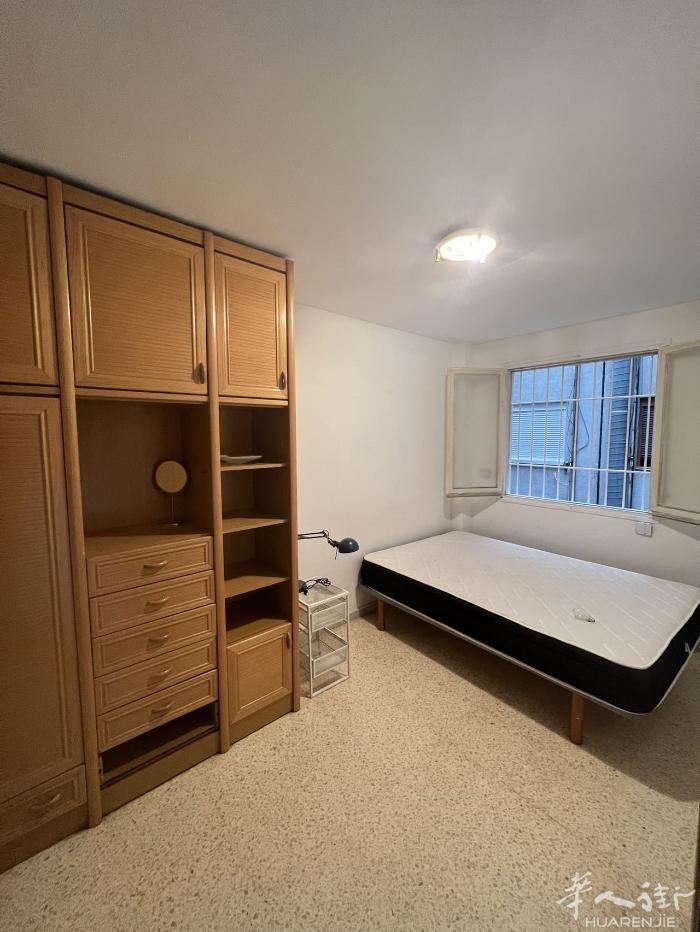 🏡巴塞单间出租，Sant Marti天井大房间，房子三室一卫，有超长阳台，家具