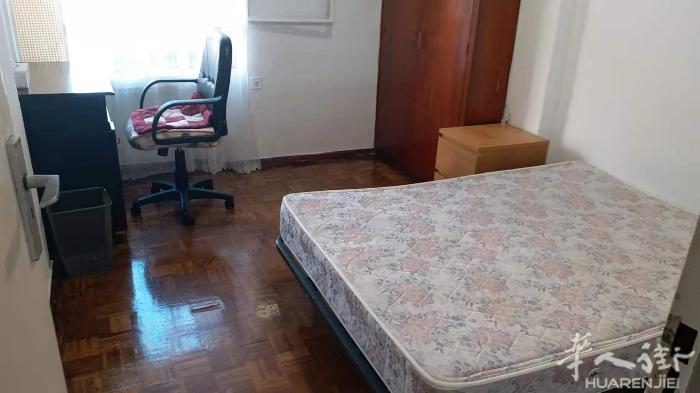 🏡马德里1号线tetuan地铁站大房间带空调出租，楼层3楼无电梯，房子三室一位
