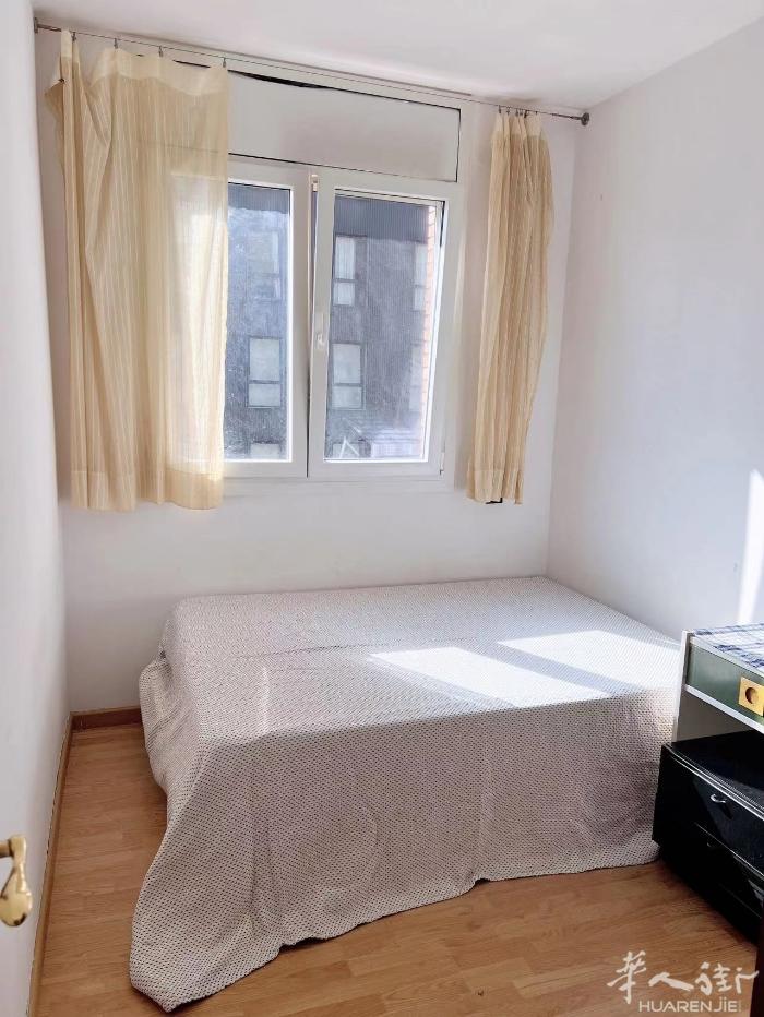 🏡巴塞单间出租，Estacion sants 大床单间出租 ，桌椅衣柜， 家具