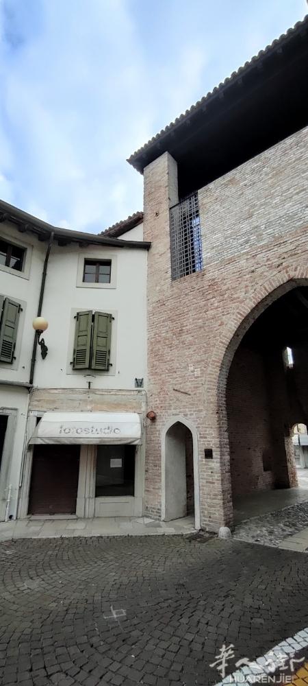 San Vito al Tagliamento (PN) 市中心出店铺。 朝向v