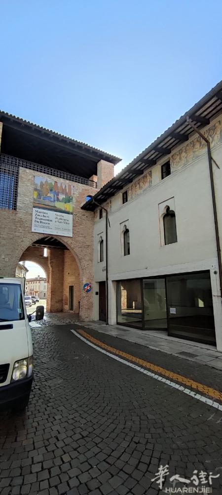 在市中心出店铺。有两个大窗户。 合格的卫生间。空调和暖气独立。 所有的设施都符合