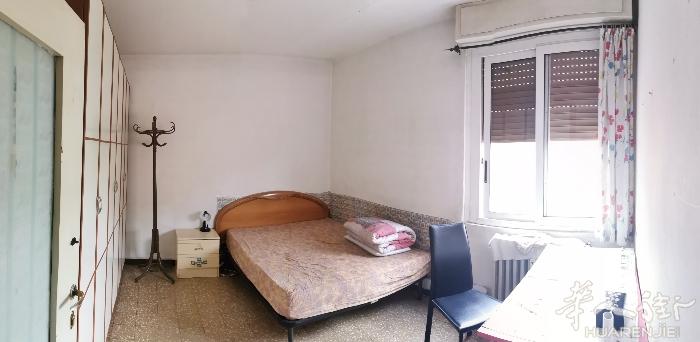 米兰 Via Cogne 7号有大房间搭铺，小区内安静，有门卫，周边安全，小区门