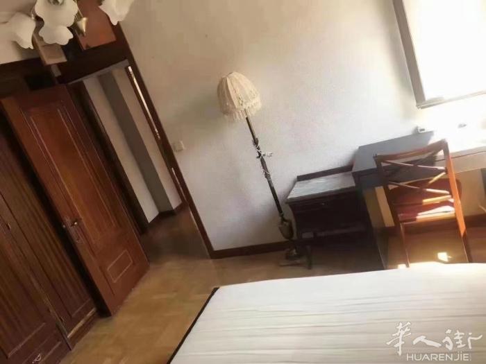 《马德里北部7号线valdezarza 2单间出租 》 大床房400欧（双人床带