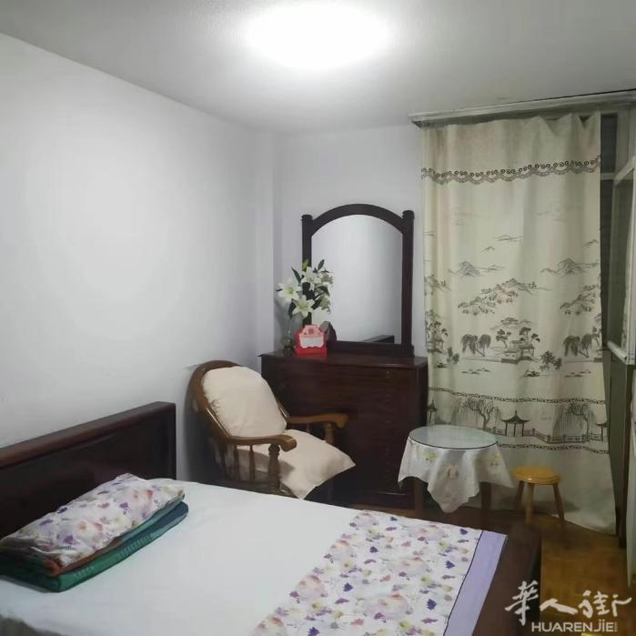 🏡马德里近三路口almendrales3.4分钟单间出租，六路地铁口，小火车站
