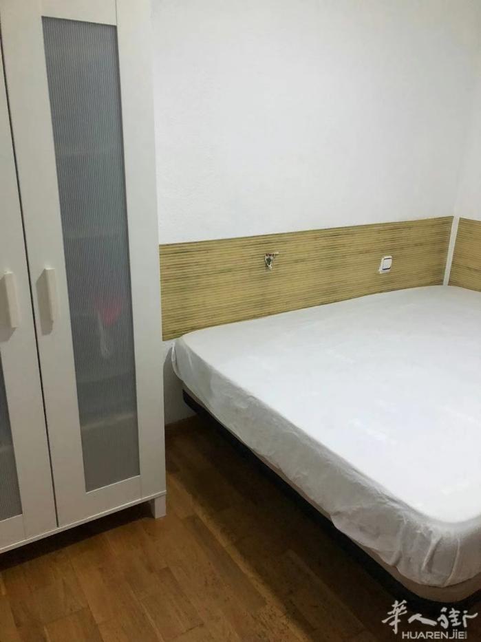 🏡巴塞，Zona Franca附近 单人大房间，6楼 天井房，现居住一家四口