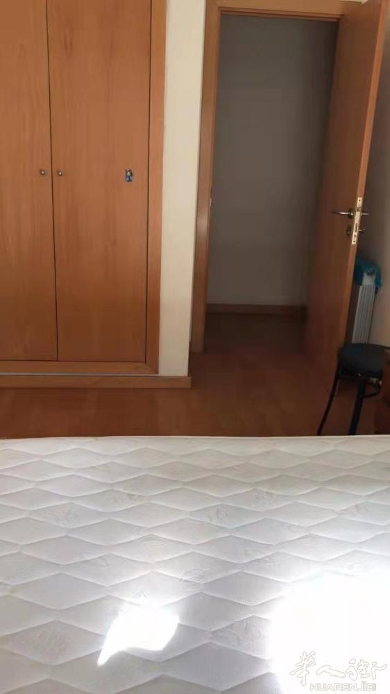 🏡巴塞两个单间出租，badal附近 ​房子三室，住了房东夫妻2人，都是大床 租
