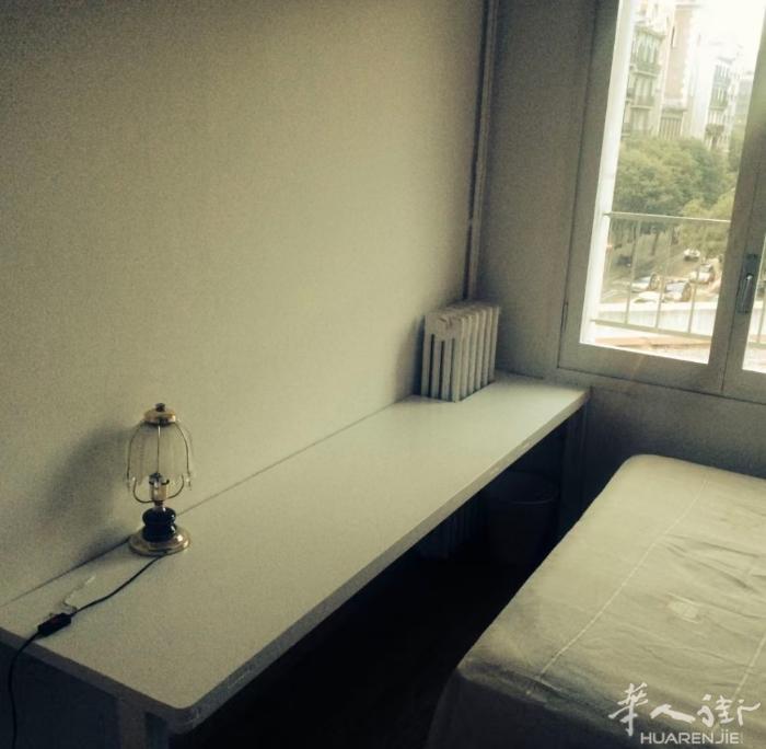 🏡巴塞单间巴塞罗那urgell 1路地铁站旁，房子五室两卫两厅，住了三男一女，