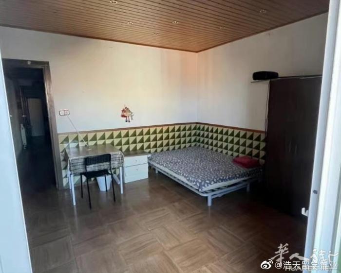 🏡巴塞单间出黄线L4Maragall步行5分钟，一共两层楼四个房间两个厕所 大