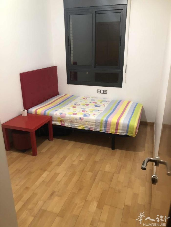 🏡巴塞，badalona 超大阳台海景房有单间出租，新房，超大两个电梯，楼下就