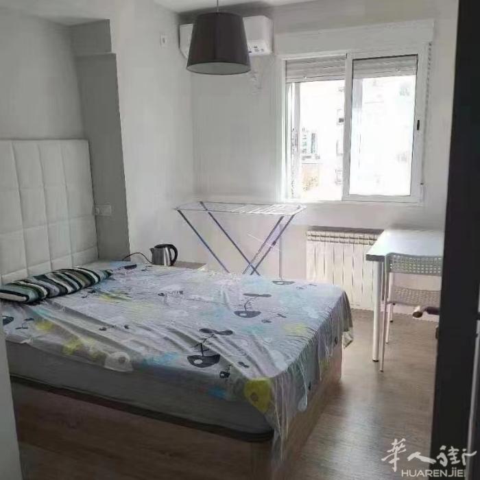 🏡马德里4路地铁san lorenzo单间出租 地铁口100米精装，两个房间公