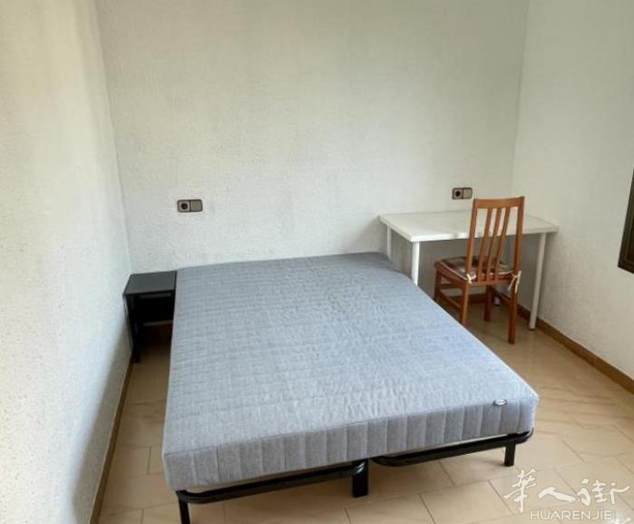 🏡巴塞单间出租，楼下就是2号线Sant Martí 地铁口和公交车站。500米