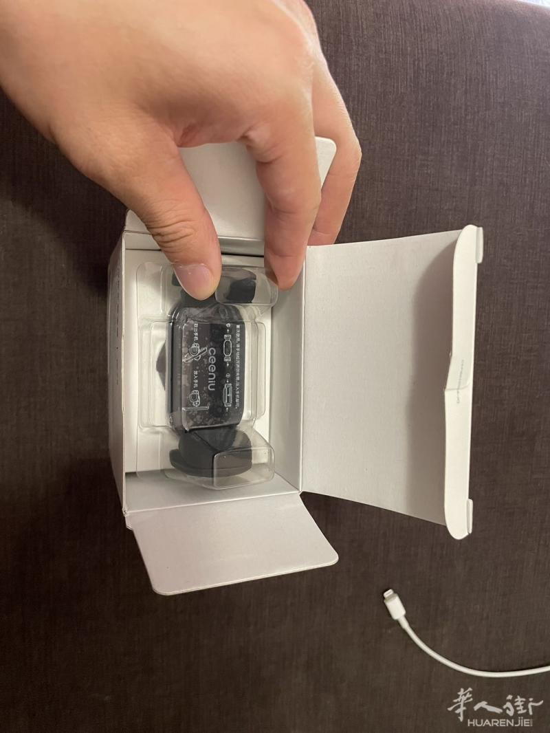 西尼优自动车载手机架出售，买了两个现在多了一个，全