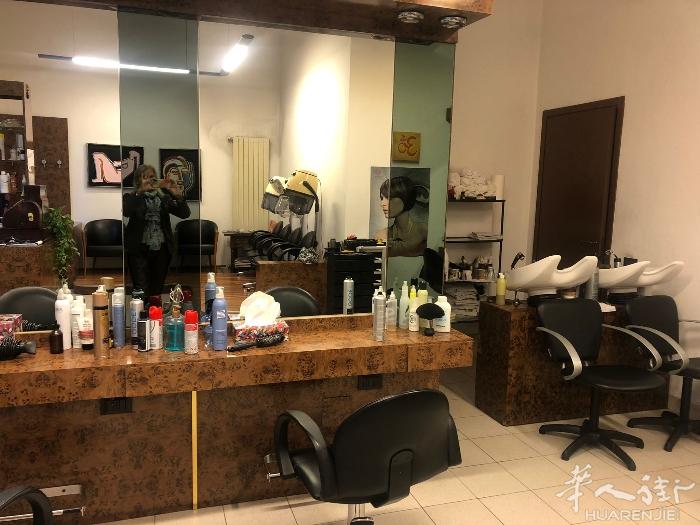 在Bergamo出售以久稳定的理发店，有50平方米。店面带有卫生间，走廊，还有个