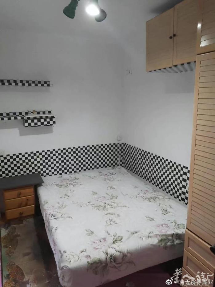 🏡巴塞单间带独卫房子紧邻地铁L1号线，Santa Eulalia站旁边，交通方