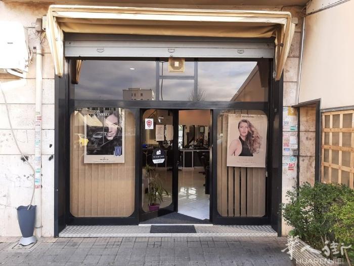 出售经营良好以持续了40年的理发店!!! 拥有45平方米，有5个理发位， 两个洗