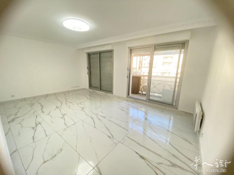 94靠近12区 charenton le pont  两室一厅 带车位和cave