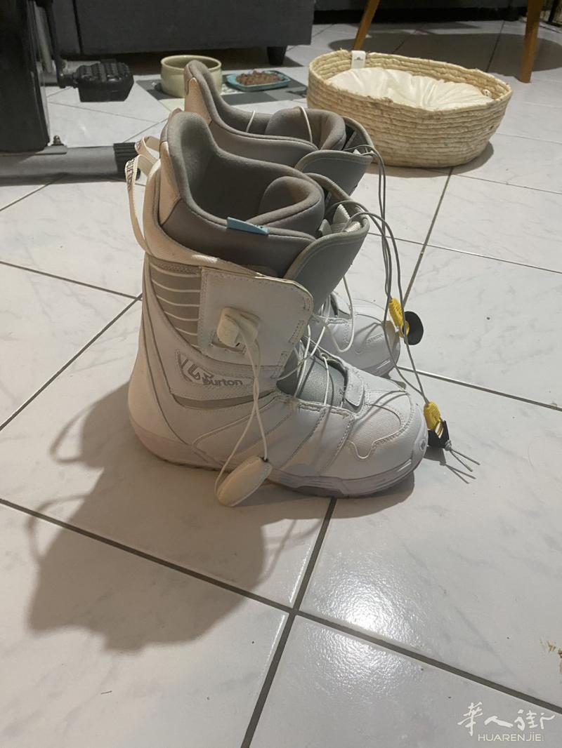 出Burton女生单板雪鞋，仅穿过一次。