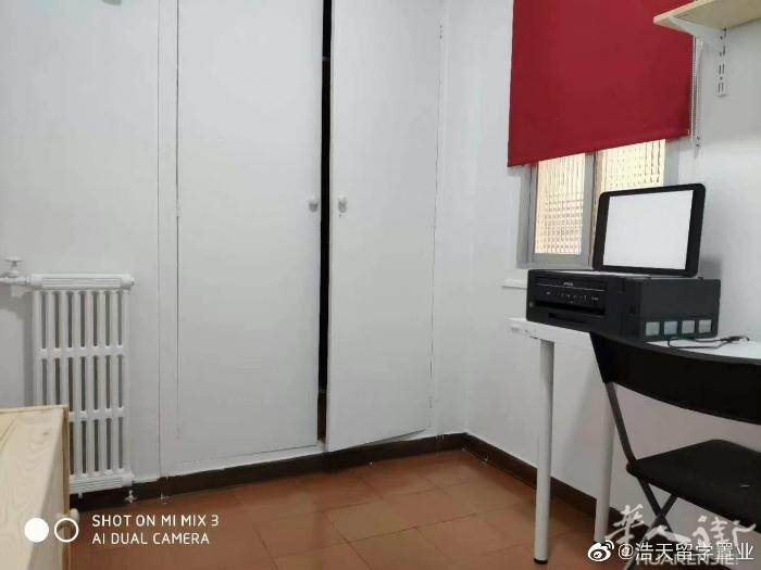 1路地铁站urgell附近，房子四室两卫，8楼电梯光纤上网，南北通透，家门口公交