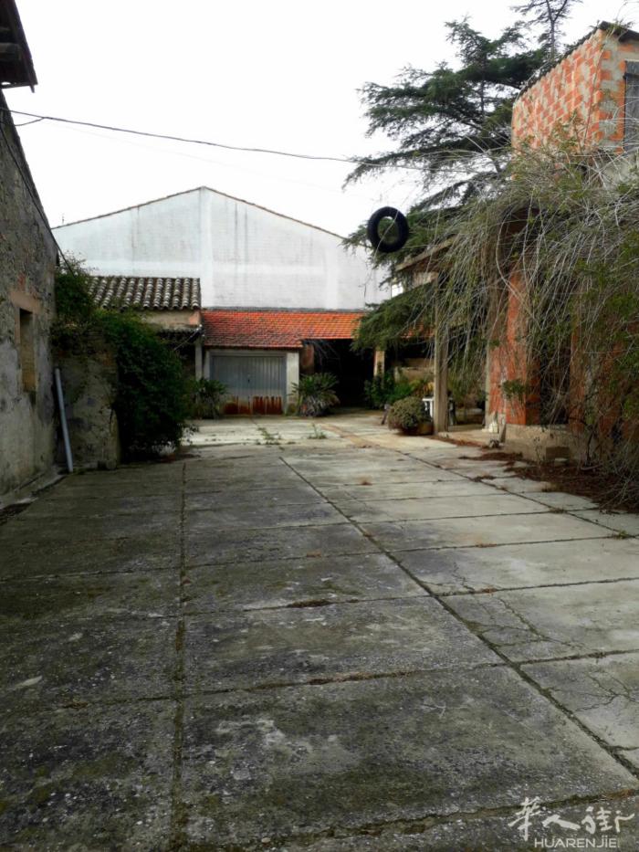 出售庄园: 该煊赫的庄园有2层，面积为，411平方，建造于1900年初，旁边带有