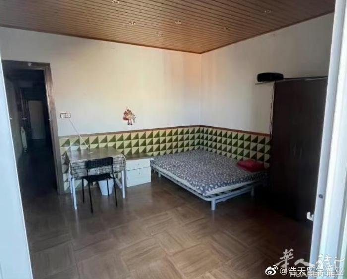 🏡巴塞单间L4Maragall步行5分钟，一共两层楼四个房间两个厕所 大床有自