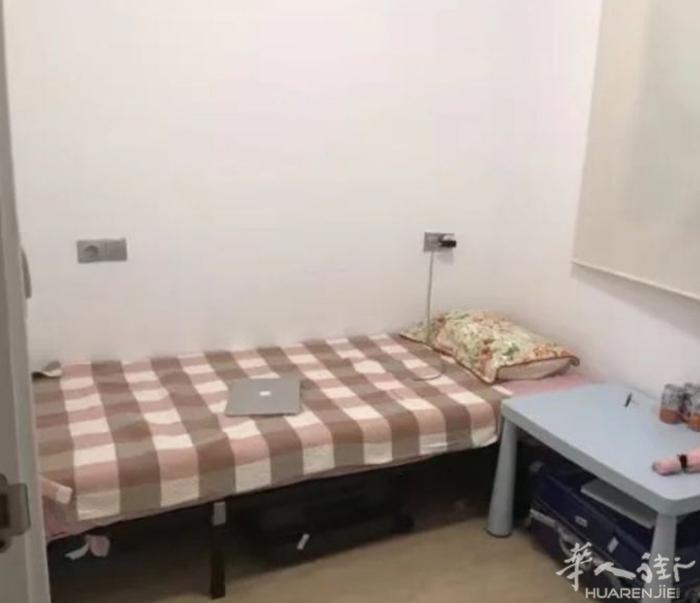 🏡巴塞单间出租，圣家堂附近，楼下两大超市，房子四室，住家人少干净，单人小房间