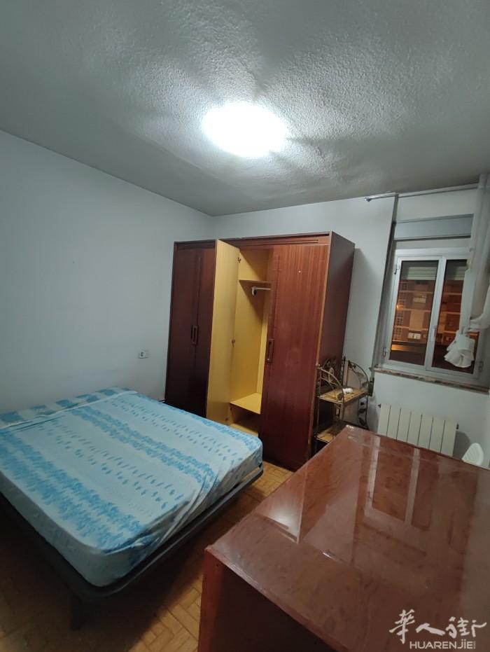 🏡马德里Opotro两个单间地铁口走路半分钟就到,房子四室无厅，一间大房间一间