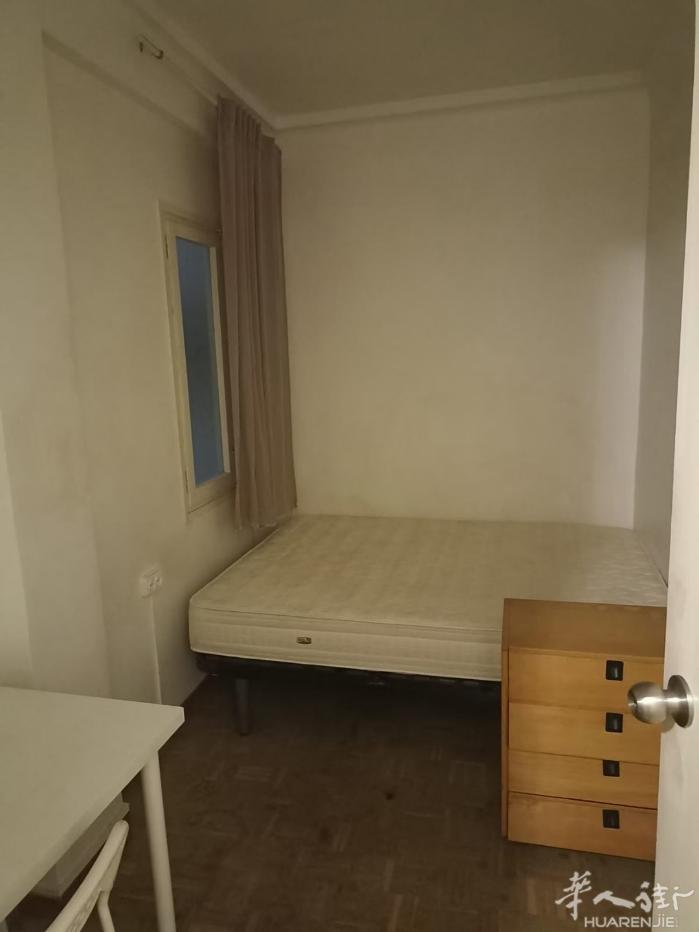 🏡巴塞单间巴塞西班牙广场附近 房子是三室一厅两卫 ，家具家电齐全 租金400包
