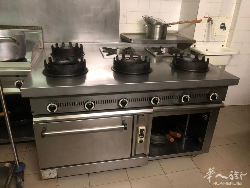 餐馆用的专业炉具 6个头价格€1000