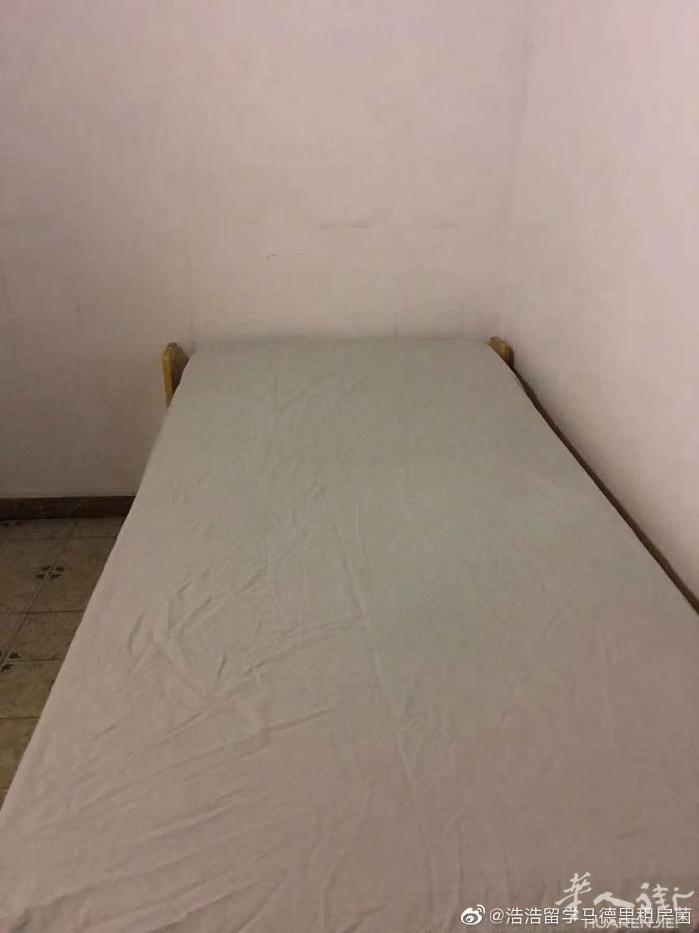 🏡巴塞两个Poblenou附近单间 房子为三室一厅一卫，住房东了一家人 住家安