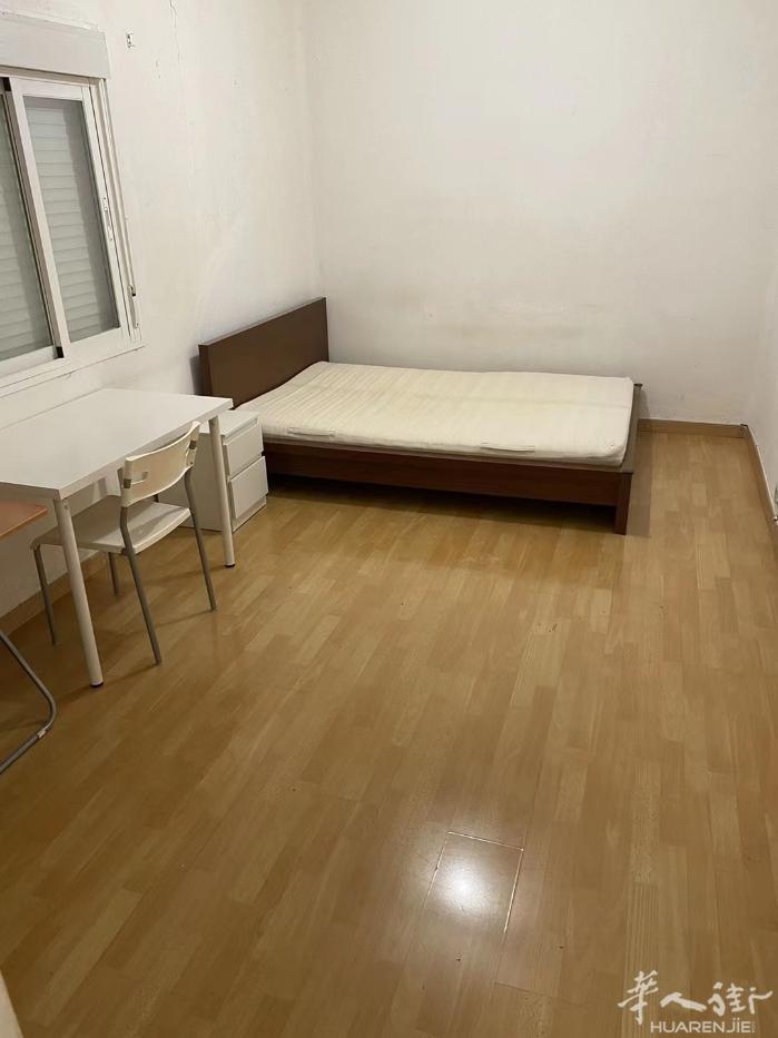 🏡马德里4号线prosperidad出租一个大房间，房子三室，跟另外两个房间隔