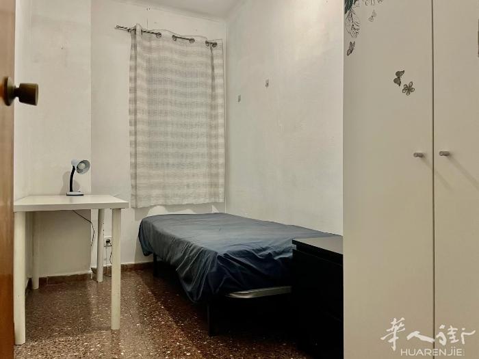 🏡巴塞两个房间，Les Corts地铁L5 Badal站附近。房子三室一厅 租