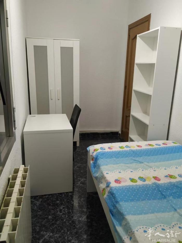 🏡马德里北Alcobendas单间出租，单人床，衣柜，写字台，书架等，有窗户，