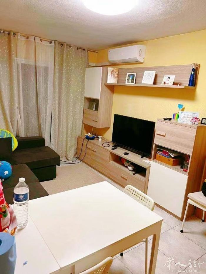 🏡1路地铁Alto del Arenal站单间出租，离地铁口7分钟在大街上，楼